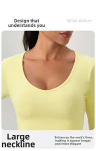 Détail du haut de yoga jaune pâle avec large encolure en U et tissu élastique stretch