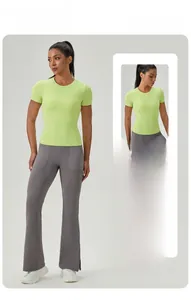 Gros plan du t-shirt de sport vert citron ajusté avec un pantalon de yoga à poches