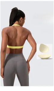 Vue détaillée du dos d'un soutien-gorge de yoga avec bande élastique et coussinets amovibles