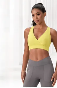 Detail eines hochelastischen Sport-BHs mit tiefem V-Ausschnitt und Racerback in Hellgelb