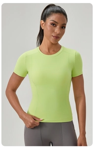 Détail d'un t-shirt de course vert fluo ajusté avec manches raglan et coutures ergonomiques