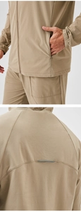 Détail de la veste de sport kaki pour hommes avec poche zippée et tissu technique respirant