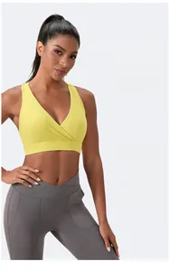 Detail eines gelben Sport-BHs mit V-Ausschnitt, Racerback-Ausschnitt und Polstern