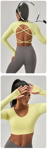 Détail du dos croisé sur haut de yoga jaune avec passe-pouces et leggings taille haute