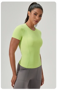 Détail d'un t-shirt de yoga vert néon respirant avec des coutures de sport plates