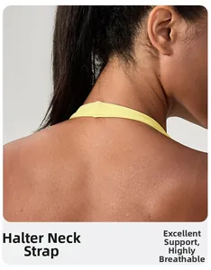 Détail de la sangle de brassière de yoga jaune à col licou avec tissu texturé respirant