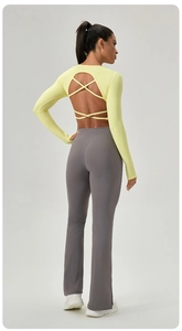 Détail du haut de yoga dos croisé et pantalon évasé taille haute fendu en bas