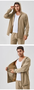 Détail de la poche intérieure spacieuse sur la veste coupe-vent à capuche kaki pour homme