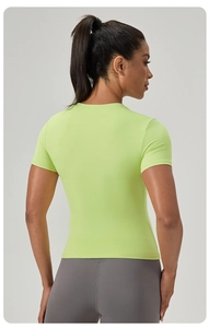 Vue arrière du t-shirt de yoga vert fluo cintré en tissu à séchage rapide hautement élastique