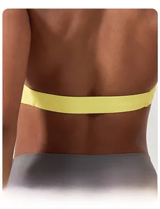 Détail de la sangle jaune élastique sur le soutien-gorge de yoga pour un maintien stable