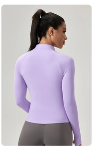 Eng anliegendes Yoga-Langarmshirt mit Stehkragen aus fliederfarbenem, schnelltrocknendem Stoff