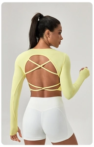 Détail du haut de yoga jaune pâle avec dos nu et fines lanières croisées élégantes