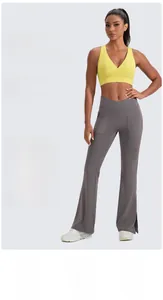 Detail der High-Stretch-Yogahose mit Kreuztaille, Seitenschlitz und weicher Textur