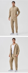 Détail de l'ensemble de sport pour homme avec veste à capuche et pantalon kaki