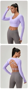 Détail du haut de yoga dos croisé et legging à taille en V avec poches latérales