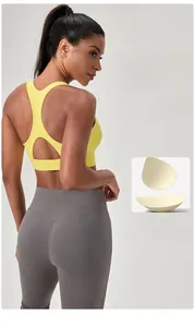 Detail eines Racerback Yoga-BHs mit Cut-out-Design und herausnehmbaren Polstern