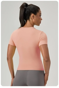 Vue arrière d'un t-shirt de yoga rose évacuant l'humidité avec un tissu sport sans couture