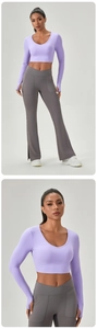 Détail du haut de yoga violet à passe-pouces et pantalon évasé à taille haute avec poches
