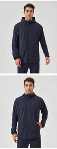 Détails d'une veste de sport bleu marine pour homme avec capuche coupe-vent et manches raglan