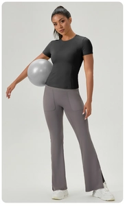 Détail d'un t-shirt de yoga ajusté et pantalon gris avec poches et fente latérale