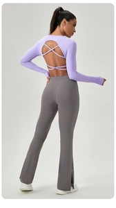 Vue détaillée du dos croisé et du legging évasé avec fente latérale pour yoga