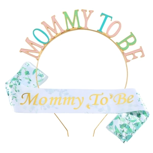 Serre-tête Mommy To Be doré et écharpe en satin blanc avec motifs d'eucalyptus
