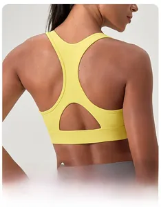 Detailansicht eines gelben Sport-BHs mit Racerback-Ausschnitt und breiten Trägern