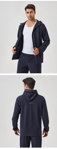 Vue avant et arrière d'une veste de sport bleu marine à capuche avec pantalon pour hommes