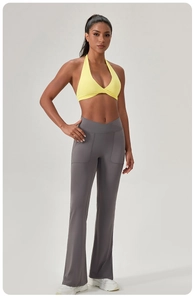 Détail du soutien-gorge de yoga jaune et du pantalon évasé à taille en V avec poches latérales