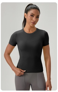 Détail du haut de yoga noir ajusté avec coutures apparentes et col rond classique