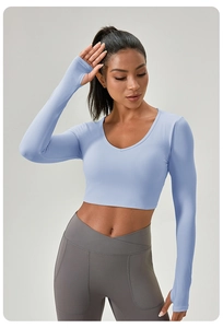 Détail du haut de yoga bleu clair avec col en V et manches munies de passe-pouces pratiques