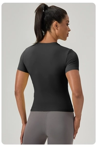 Gros plan sur le tissu respirant du t-shirt fitness noir avec coutures ajustées au dos
