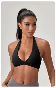 Détail de la brassière de yoga noire avec décolleté en V profond et nœud torsadé