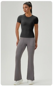 Détail du pantalon de yoga évasé à poches et du t-shirt de sport à manches courtes pour femmes