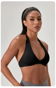 Détail d'un soutien-gorge de yoga noir dos nu avec ourlet croisé et décolleté en V pour fitness