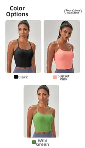 Dettaglio dei top da yoga a costine in nero, rosa tramonto e verde selvaggio