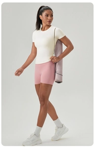 Vue latérale du t-shirt de sport ajusté pour femme et du legging rose pour yoga et course