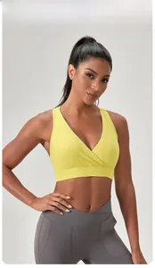 Detailaufnahme von neongelbem Sport-BH mit V-Ausschnitt und grauer hochtaillierter Yoga-Hose