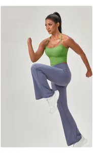 Set sportivo con canotta yoga verde a costine e pantaloni svasati viola a vita alta