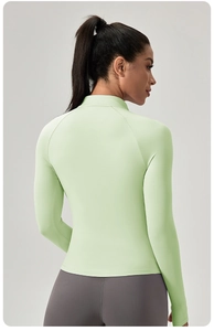 Rückansicht des hellgrünen Yoga-Oberteils mit ergonomischen Nähten und Slim-Fit-Design