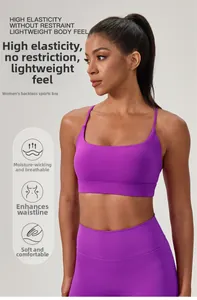Détail d'un soutien-gorge de sport violet à dos croisé et leggings de yoga assortis
