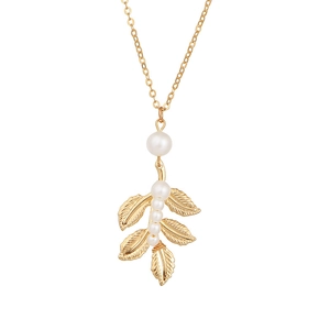Collier élégant avec pendentif feuille dorée et perles blanches verticales sur chaîne fine