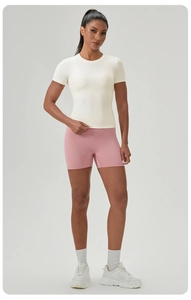 T-shirt de sport ajusté pour femme avec col rond et tissu respirant pour le yoga