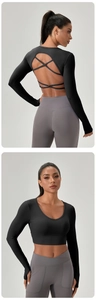 Vue détaillée du haut de yoga dos croisé et leggings gris taille haute en studio