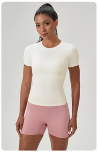 Détail du t-shirt de sport blanc ajusté avec coutures incurvées et tissu respirant