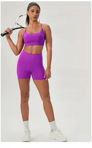 Détail de l'ensemble de yoga violet comprenant un soutien-gorge sport à col en U et un short