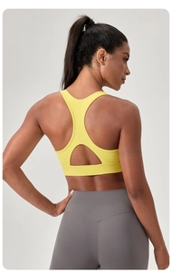 Detailansicht der Rückseite eines gelben Racerback-Sport-BHs mit Cut-out-Design