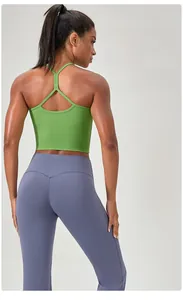 Dettaglio posteriore del reggiseno sportivo a coste verde e leggings da yoga viola
