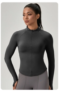 Detail der Sportoberteil für Damen mit Daumenlöchern und halbem Reißverschluss in Schwarz