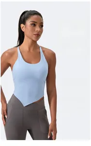 Dettaglio del gilet sportivo azzurro con orlo a triangolo asimmetrico e spalline sottili